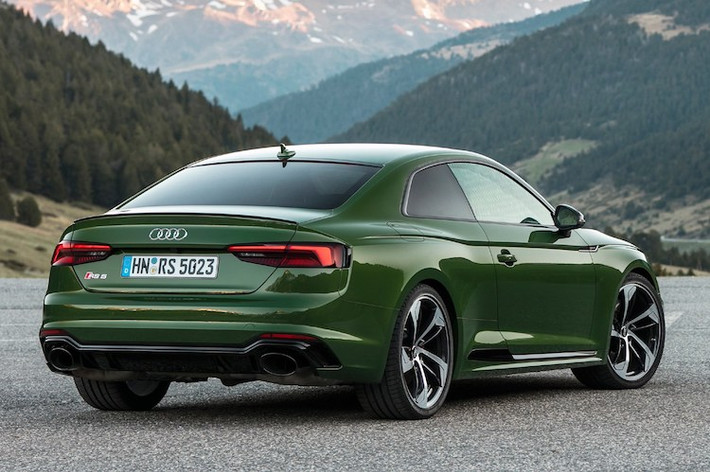 So với một phiên bản thể thao thấp hơn là S5, rất dễ dàng để phân biệt coupe thể thao RS5 với các phiên bản A5 thường do chiếc xe được trang bị cản trước "hầm hố" với các khe hút gió cực lớn. Những chi tiết ngoại thất đặc biệt khác chỉ có trên RS5 bao gồm các cánh khí động bên dưới cản trước và sau, hệ thống xả thể thao...