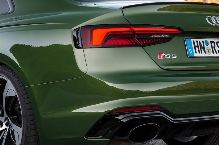 Tại thị trường châu Âu, Audi RS5 đã bắt đầu được bán chính thức từ tháng 6/2017 với giá khởi điểm từ 80.900 Euro (tương đương 2,05 tỷ đồng). Tuy nhiên do chiếc xe trong bài viết này đã được chủ nhân đặt hàng màu sơn "độc" và trang bị "full option" nên chắc chắn giá của nó sẽ còn cao hơn nữa.