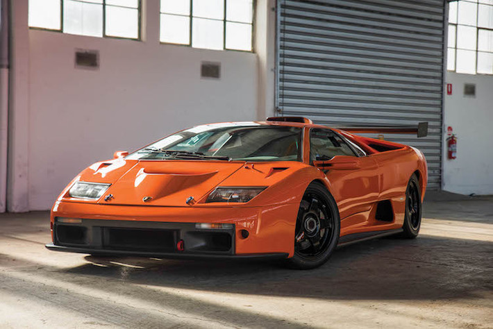 Vào năm 1999 tại triển lãm Bologna, chiếc siêu xe đua Lamborghini Diablo GTR đã được chính thức ra mắt. Về cơ bản là phiên bản đua của chiếc Diablo GT vốn đã rất mạnh mẽ và hiếm, Diablo GTR được coi là mẫu xe "khủng" nhất trong dòng Diablo từng được Lamborghini chế tạo trong lịch sử.