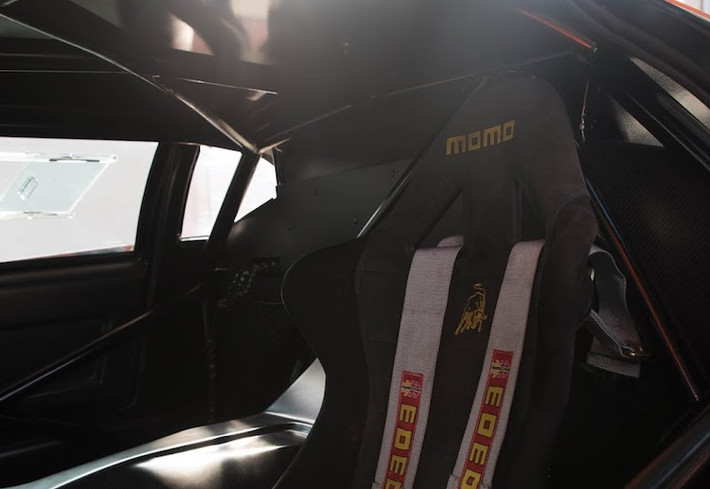 Lamborghini thậm chí còn tối giản nội thất của xe tới mức loại bỏ điều hòa và cửa kính điện. Người lái sẽ được làm mát trực tiếp bởi các đường ống dẫn gió từ ngoài xe, trong khi một ô cửa nhỏ được "trổ" trên cửa kính hai bên để thay cho cửa kính điện.