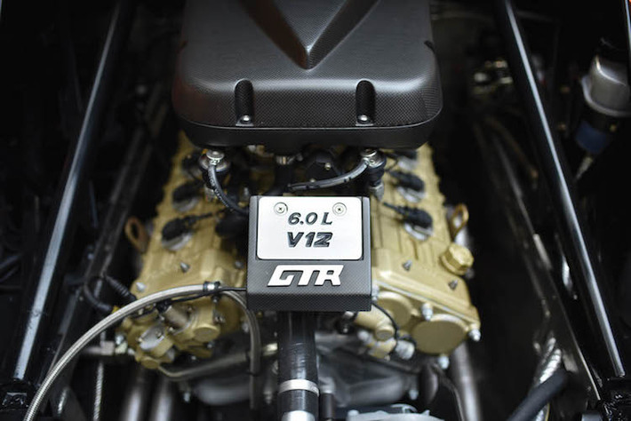 Giống như Diablo GT, Diablo GTR cũng được trang bị động cơ 6 lít V12 nạp khí tự nhiên. Tuy nhiên nhờ có hệ thống điều khiển van biến thiên, tay biên titan, cổ hút độc lập cho từng xi-lanh, hệ thống đánh lửa và nhiên liệu cải tiến, trục khuỷu nhẹ... chiếc xe đã có công suất lớn hơn là 590 mã lực và mô-men xoắn cực đại 640 Nm.