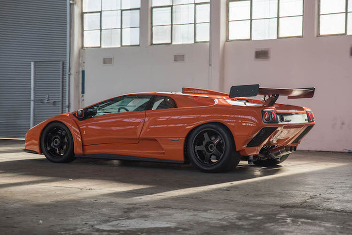 Ở phía sau, một cánh đuôi lớn bằng sợi carbon đã được hãng siêu xe Lamborghini lắp ráp. Không chỉ dừng lại ở cánh đuôi, toàn bộ thân xe cũng đã được làm từ sợi carbon. Cuối cùng, bộ mâm Speedline 5 cánh lấy từ xe đua khiến Diablo GTR trở nên khác biệt với các phiên bản còn lại.