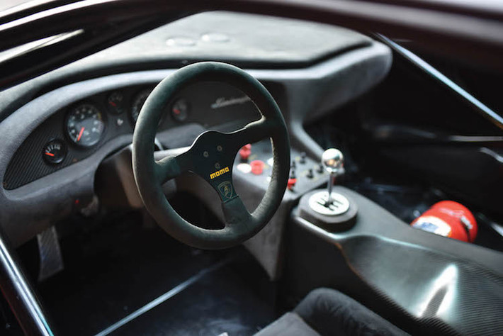 Theo phong cách xe đua, Diablo GTR được trang bị vô-lăng 3 chấu Momo không còi và cặp ghế ngồi thể thao với dây đai an toàn 4 điểm. Hệ thống giải trí của xe cũng đã bị loại bỏ, thay vào đó là bảng điều khiển trung tâm với một số công tắc bật/tắt các tính năng của xe. Nội thất của phiên bản này được bọc trong Alcantara.