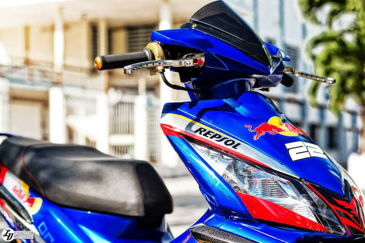 Toàn bộ dàn áo của chiếc xe Air Blade độ độc này đã được sơn tem đấu airbrush phong cách đội đua đình đám Red Bull, kèm theo một số chi tiết dán sợi carbon thật để tăng chất thể thao.