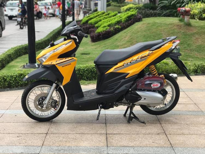Còn được bán tại Indonesia dưới tên gọi Honda Vario 150, mẫu xe máy Honda Click 125i là mẫu xe tay ga tầm trung dành cho thị trường Thái Lan, ở phân khúc tương tự Air Blade 125 tại Việt Nam. Do có kiểu dáng góc cạnh, dòng xe này được dân chơi xe Việt khá ưa chuộng và độ lại.
