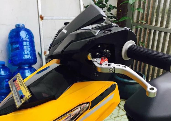 Phong cách độ thường được áp dụng cho Click nhất là độ "kiểng" - trang bị thêm những "đồ chơi" cao cấp để làm điểm nhấn. Chơi theo phong cách này, một biker Việt đã trang bị cho chiếc xe nhiều phụ kiện cao cấp để "dọn" lại "chuẩn bài" kiểng Thái Lan.