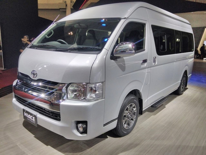 Hiace là dòng xe khách rất nổi tiếng tại Toyota. Dòng xe này cũng đã từng là sự lựa chọn số 1 của các công ty kinh doanh vận tải tại Việt Nam trước khi Transit xuất hiện. Hiện tại, dù không còn phổ biến như trước đây nhưng mẫu xe khách Toyota Hiace vẫn được khá nhiều khách hàng trong nước lựa chọn, đồng thời vẫn giữ thị phần lớn tại các nước như Nhật Bản hay Indonesia.