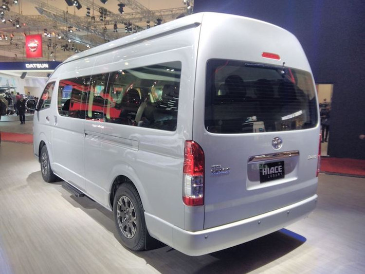 Để tiếp tục gia tăng thị phần của Hiace tại Indonesia, phiên bản Toyota Hiace Luxury vừa được Toyota ra mắt nhân dịp triển lãm ôtô Indonesia. Dựa trên cơ sở chiếc Hiace với trục cơ sở lớn, Hiace Luxury hướng tới đối tượng khách hàng là những gia đình đông người hay các công ty kinh doanh vận tải cao cấp.