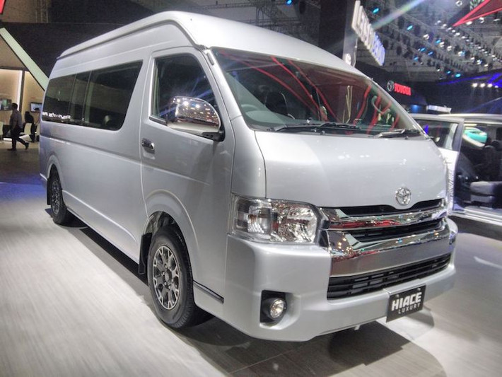 Giống như phiên bản thường, Hiace Luxury tiếp tục được trang bị động cơ dầu 2.5l 2KD-FTV với công suất tối đa 102 mã lực nhưng mô-men xoắn cực đại đạt 259 Nm. Động cơ này dẫn động bánh sau thông qua hộp số sàn 5 cấp.