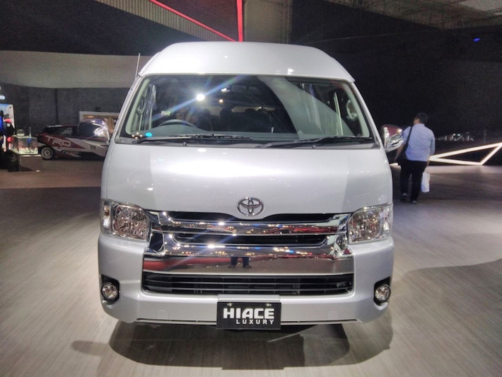 Về thiết kế, Hiace Luxury vẫn có thân xe không có khác biệt so với các phiên bản Hiace thường khác. Thuộc thế hệ thứ 5 ra mắt lần đầu từ năm 2004, Hiace Luxury có thân xe được thiết kế vuông vức cùng lưới tản nhiệt phía trước mạ chrome sang trọng.