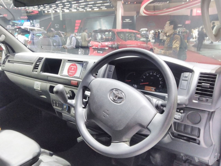 Dù mang "mác" sang trọng, tuy nhiên Hiace Luxury vẫn có nội thất với nhiều chi tiết làm từ nhựa cứng rẻ tiền. Tuy nhiên các ghế ngồi của xe đã có sự nâng cấp khi được bọc da. Ngoài ra, trên bảng táp-lô còn có sự xuất hiện của hệ thống thông tin giải trí với màn hình cảm ứng 6,1 inch cùng đầy đủ các kết nối như Bluetooth, AUX, USB như xe con.