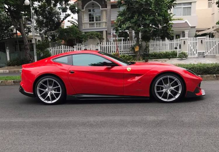 Chiếc siêu xe F12Berlinetta của đại gia Cường Đô La là chiếc thứ 5 thuộc dòng này được nhập về Việt Nam. So với những chiếc F12Berlinetta khác tại Việt Nam, nó có điểm đặc biệt là được độ sẵn bộ mâm HRE R101 được tiện CNC nguyên khối từ hợp kim nhôm siêu nhẹ, với đường kính lên tới 22 inch.