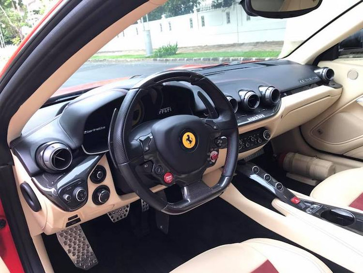 Là một siêu xe du lịch sang trọng (Gran Tourer - GT) nhưng F12Berlinetta không có hàng ghế sau, đồng thời 2 ghế ngồi của xe dù được thiết kế thể thao nhưng vẫn được lót đệm dày đặn và êm ái. Giống như những chiếc Ferrari khác cùng thời kỳ, chiếc xe có bảng táp-lô được thiết kế tối giản.
