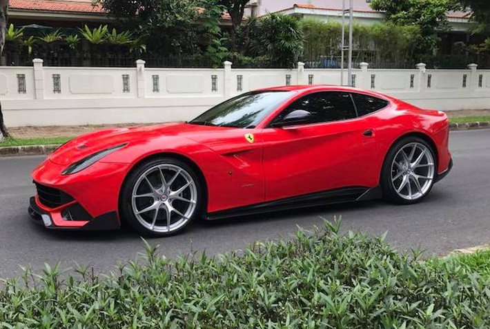 Nằm dưới nắp ca-pô của F12Berlinetta là khối động cơ V12 6.3l nạp khí tự nhiên với công suất lên tới 730 mã lực và mô-men xoắn cực đại 690 Nm. Với hộp số ly hợp kép 7 cấp và hệ dẫn động cầu sau, chiếc xe chỉ mất 3,1 giây để tăng tốc từ 0-100 km/h trước khi đạt tới vận tốc tối đa lên tới 340 km/h nếu điều kiện đường cho phép.
