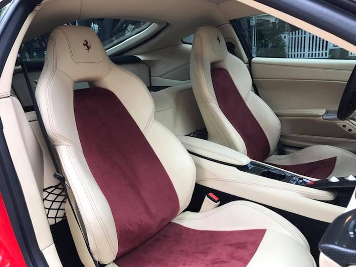 Ở bên trong nội thất, tông màu chủ đạo được sử dụng trong chiếc F12Berlinetta của Cường "đô la" là trắng, với các chi tiết bọc da đều có màu này. Trong khi đó, phần giữa ghế ngồi đã được bọc trong vải nhung nhân tạo alcantara với màu đỏ booc-đô tinh tế.