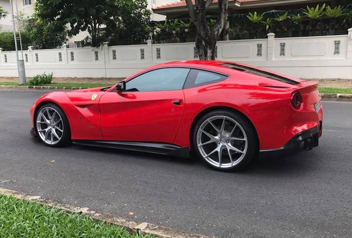 Từng thuộc sở hữu của tay chơi siêu xe nổi tiếng Cường đô la, chiếc Ferrari F12Berlinetta thứ 5 tại Việt Nam hiện đang được một người kinh doanh xe sang tại Sài Gòn rao bán với mức giá không được tiết lộ. Tuy nhiên do giá tại thời điểm nhập về Việt Nam của nó đã lên tới 22 tỷ đồng và hiện đã được độ nhiều chi tiết, chắc chắn hiện tại giá trị của chiếc F12Berlinetta này còn cao hơn nữa.
