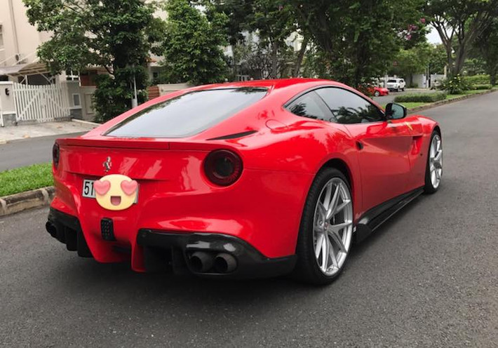 "Mảnh ghép" cuối cùng trên chiếc F12Berlinetta độ của Cường Đô La là hệ thống xả full system của hãng Innotech, giúp phô diễn "tiếng thét" đầy mạnh mẽ của khối động cơ V12 nạp khí tự nhiên ở đằng trước xe.