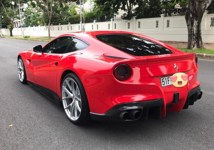 Bên cạnh màu thân xe "độc", Cường Đô La còn trang bị cho chiếc xe bộ bodykit của hãng DMC. Gồm các món như ốp khí động học bên dưới cản trước và hai bên thân xe, gói độ body của DMC khiến chiếc F12Berlinetta có hiệu năng khí động học ưu việt hơn, trong khi không bị mất đi vẻ đẹp nguyên bản.