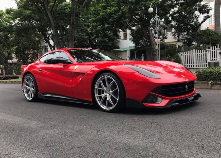 Ra mắt lần đầu tại triển lãm Geneva 2012, Ferrari F12Berlinetta là chiếc siêu xe du lịch sang trọng (GT) mới nhất của hãng, và thay thế cho dòng 599 GTB Fiorano trước đó. F12Berlinetta từng là siêu xe hàng đầu của Ferrari trước khi bị "soán ngôi" bởi F12tdf, LaFerrari và nay được thay thế bởi 812 Superfast.