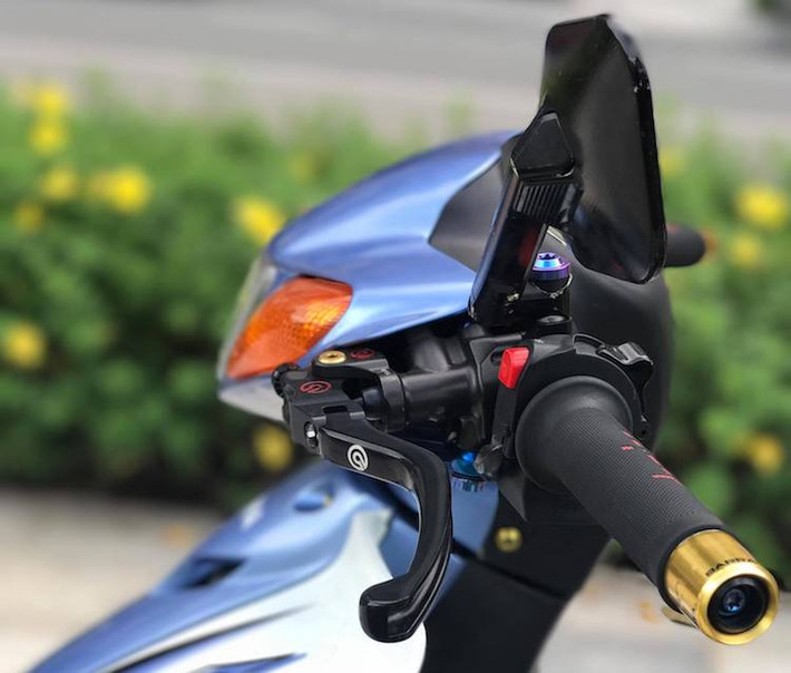 Ở phía trên tay lái của xe, phía bên trái là sự xuất hiện của cùm côn dầu Brembo Billet, kèm theo gương hậu Rizoma Ellise, cùm công tắc rút gọn Domino, bao tay Domino và gù Barracuda.