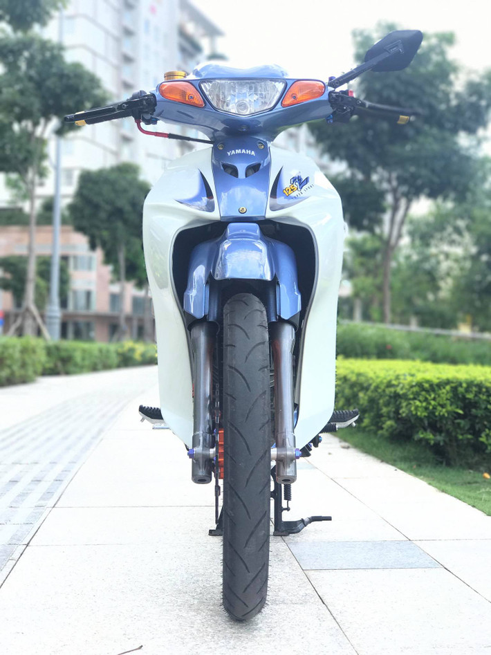 Cuối cùng, gần như tất cả các con ốc trên xe cũng đã được chủ nhân "mạnh dạn" đầu tư bằng bốc titan Proti, với giá hàng trăm ngàn/con, khiến tổng giá trị của chiếc xe máy côn tay Z125 còn được nâng cao hơn nữa. Ước tính, tổng giá trị của các món đồ chơi trên xe có thể lên tới con số 200 triệu đồng.