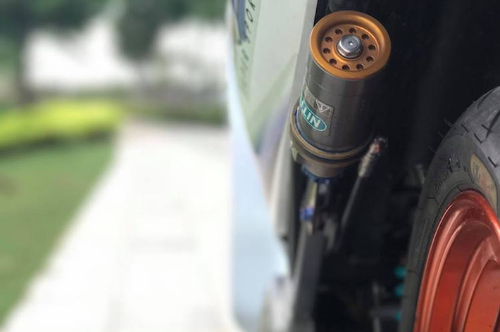 Ở phía sau, chiếc xế nổ Yamaha Z125 đã có phuộc monoshock được nâng cấp bằng phuộc Nitron "hàng hiệu", tăng độ nhạy của giảm xóc và chống sàng lắc đuôi xe.