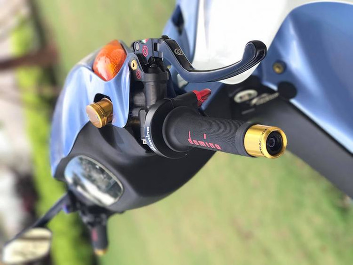 Ở phía bên phải, điểm nổi bật nhất là cùm phanh Brembo Billet - loại được tay đua Valentino Rossi ưa chuộng, nối với bình dầu Rizoma. Nằm ngay bên cạnh đó là cùm ga cuốn Domino, kèm bao tay Domino và gù Barracuda như bên phải.