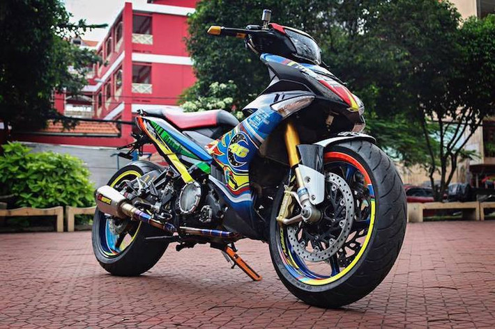 Sau khi mẫu xe máy Yamaha Exciter 150 ra mắt vào cuối năm 2014, dòng xe này đã nhanh chóng trở thành mẫu xe thường xuyên được độ nhất tại Việt Nam. Trong đó, một phong cách độ mới xuất hiện từ phiên bản 150 đó là "chế cháo" chiếc xe với "dàn chân khủng" và những phụ tùng từ môtô phân khối lớn.