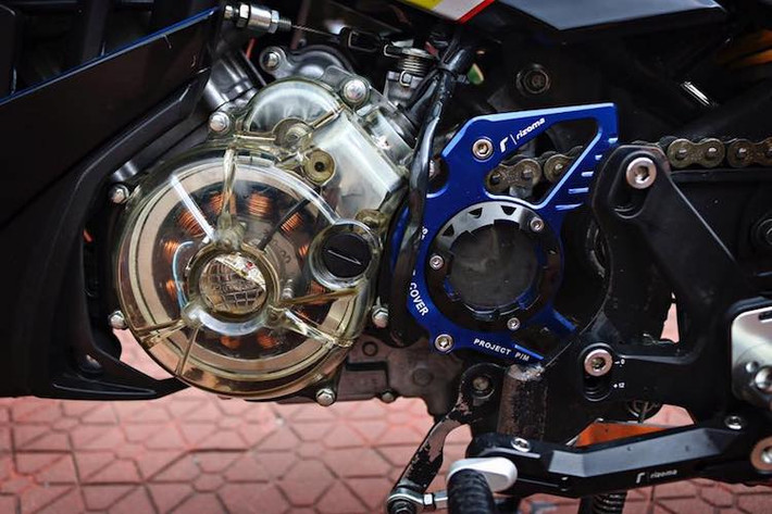 Với cặp bánh lớn, "nội công" của chiếc Yamaha Exciter 150 cũng đã được độ lại. Ở bên ngài, động cơ của xe nổi bật bởi hàng loạt các "đồ chơi" độc đáo như bưởng điện trong suốt bằng nhựa, bưởng côn với cửa sổ trong suốt "made in Vietnam" và "mang cá" chắn nhông Rizoma.