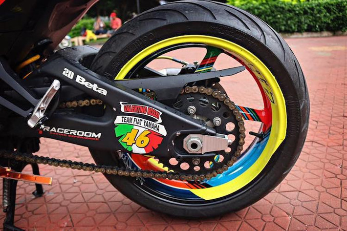 Ở phía sau, chiếc xe cũng sử dụng mâm lớn từ Yamaha R1. Để có thể lắp vừa mâm này, bộ gắp Yamaha R6 đã được sử dụng. Cả 2 lốp xe đều là loại Continental ContiMotion với giá thành hợp lý nhưng vẫn đảm bảo độ bám đường cao trong nhiều điều kiện đường khác nhau. Góp phần vào độ ổn định của xe còn có phuộc sau Ohlins.