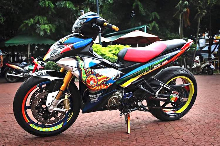 Là một trong những bản độ "tiên phong" theo phong trào bánh lớn tại Việt Nam, chiếc Yamaha Exciter 150 đã được chủ xe độ lại với những phụ tùng lấy từ các dòng môtô phân khối lớn với chi phí khoảng hơn 200 triệu đồng, với phong cách độ này, chiếc xe vẫn giữ được độ "chất" dù đã trải qua một thời gian khá dài kể từ lúc hoàn thành.