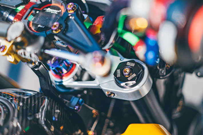 Phuộc trước đã được anh Chen đặt loại USD từ hãng phuộc nổi tiếng Ohlins, với khả năng điều chỉnh độ cứng linh hoạt. Kèm theo phuộc là chảng ba CNC từ nhôm để giảm trọng lượng xe.