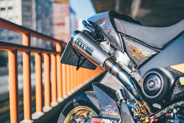 Khối động cơ 181 cc cực "khủng" thoát khí xả thông qua pô độ OVER Racing GP full titanium từ Nhật, đem tới âm thanh đầy uy lực cho "bé hạt tiêu" MSX. Phần cổ pô cũng được làm từ titan để đảm bảo hiệu suất tối đa cho chiếc xe.