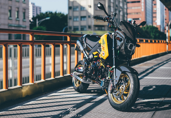Chủ nhân của chiếc Honda MSX 125 độ lên môtô phân khối lớn này là Hung Chen - một biker sống trong thành phố Đài Bắc, Đài Loan. Với mong muốn sở hữu một chiếc xe nhỏ gọn, nhưng mạnh mẽ để di chuyển trong đô thị, anh đã quyết định sử dụng chiếc MSX 125 làm nền tảng độ.