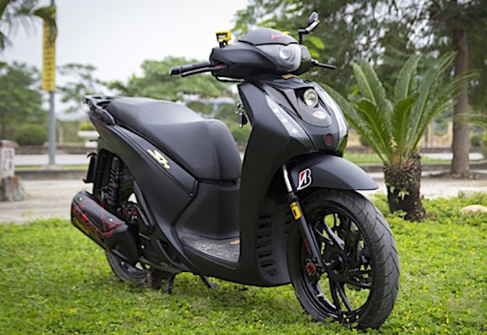 Tại Việt Nam, mẫu xe ga Honda SH có lượng người chơi rất đông đảo, với nhiều câu lạc bộ trên khắp cả nước. Sinh hoạt trong câu lạc bộ SH Hải Phòng, một người chơi xe tại Đất Cảng đã "độ full kiểng" chiếc SH thế hệ thứ 6 của mình. Ngay từ cái nhìn đầu tiên, chiếc Honda SH Việt của biker Hải Phòng này đã gây ấn tượng bởi màu sơn đen nhám độc đáo.