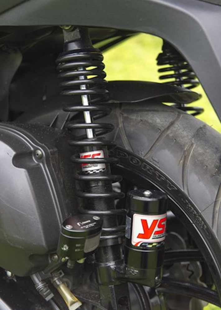 "Dàn chân" phía sau được nâng cấp với phuộc YSS và lốp Michelin Pilot Sporty. Hệ thống phanh sau cũng có đĩa MegaPro cùng bình dầu Rizoma Next.