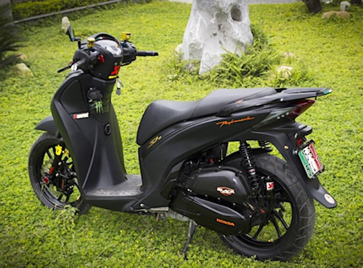 Không chỉ được sơn lại hoàn toàn trong tông màu đen mờ, chiếc xe tay ga cao cấp Honda SH còn được người chơi trong câu lạc bộ SH tại Hải Phòng trang bị nhiều "đồ chơi" đáng giá.