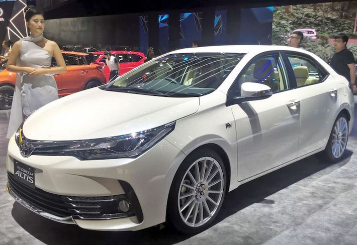 Về thiết kế, Corolla Altis Special Edition hoàn toàn giữ nguyên so với các phiên bản Corolla Altis 2018 khác, chỉ được thay đổi nhẹ ở một số chi tiết. Ở phần đầu, các nan ở hốc đèn sương mù và bên dưới cản trước đã được mạ chrome sang trọng hơn so với phiên bản thường.
