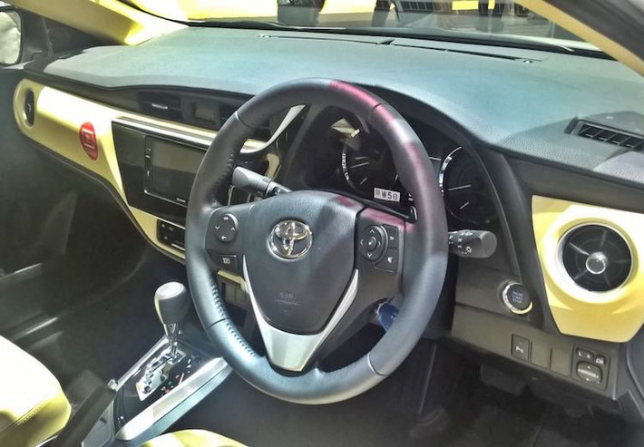 Ở bên trong nội thất, Corolla Altis Special Edition cũng không có sự thay đổi. So với đời 2017, Toyota đã thay táp-lô mới, với khác biệt rõ nhất là các khe gió hình tròn ở hai bên. Bảng đồng hồ Optitron của xe cũng được sửa đổi lại, trong khi nằm giữa bảng điều khiển trung tâm là hệ thống thông tin giải trí T-Connect với màn hình cảm ứng 7 inch có tích hợp tính năng định vị
