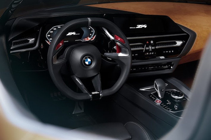 Ở bên trong nội thất, Z4 tiếp tục gợi nhớ về 8 Series Concept với bảng táp-lô hướng về phía người lái cùng bảng đồng hồ kỹ thuật số. Dù là phiên bản ý tưởng, tuy nhiên nội thất của xe trông đã sẵn sàng để sản xuất hàng loạt, ngoại trừ vô-lăng thể thao với thiết kế độc đáo.