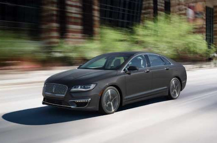 Lincoln MKZ Hybrid 2017: Phiên bản MKZ 2017 được thiết kế bọc da sang trọng, hiệu suất cao, tiết kiệm nhiên liệu. Chiếc sedan cỡ trung này sử dụng động cơ 4 xylanh 2.0l và động cơ điện cho công suất 188 mã lực. Xe tiêu thụ chỉ 5,88 l/100km đường hỗn hợp, 5,74 l/100km đường thành phố, 6,19 l/100km đường cao tốc. Mức giá khởi điểm xe là 35.170 USD.