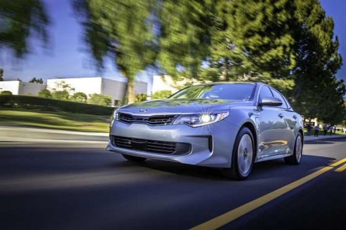 Kia Optima Plug-In Hybrid 2017: Xe có mức tiêu thụ chỉ 5,88 l/100km trên đường hỗn hợp, 6,03 l/100km đường thành phố, 5,47 l/100km đường cao tốc. Phạm vi hoạt động của xe cho một lần sạc pin là 47 km rồi chuyển sang động cơ xăng. Xe sở hữu động cơ 4 xylanh 2.0l 154 mã lực kết hợp động cơ điện 66 mã lực. Mức giá khởi điểm xe là 35.210 USD.