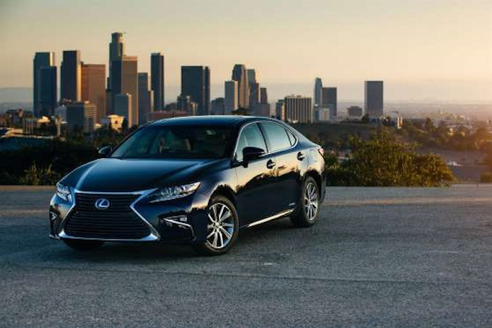 Lexus ES Hybrid 2017: Mẫu xe sang hạng trung ES Hybrid hay còn gọi ES 300h có mức tiêu thụ chỉ 5,88 l/100km trên đường hỗn hợp và đường thành phố, 6,03 l/100km đường cao tốc. Bản tiêu chuẩn của xe được bọc da tạo lên phong cách sang trọng, kết nối Bluetooth, hệ thống giải trí với màn hình hiển thị 7 inch, hệ thống an toàn của Lexus gồm giám sát hành trình, phát hiện người đi bộ và kiểm soát làn đường. Mức giá khởi điểm xe là 41.820 USD.