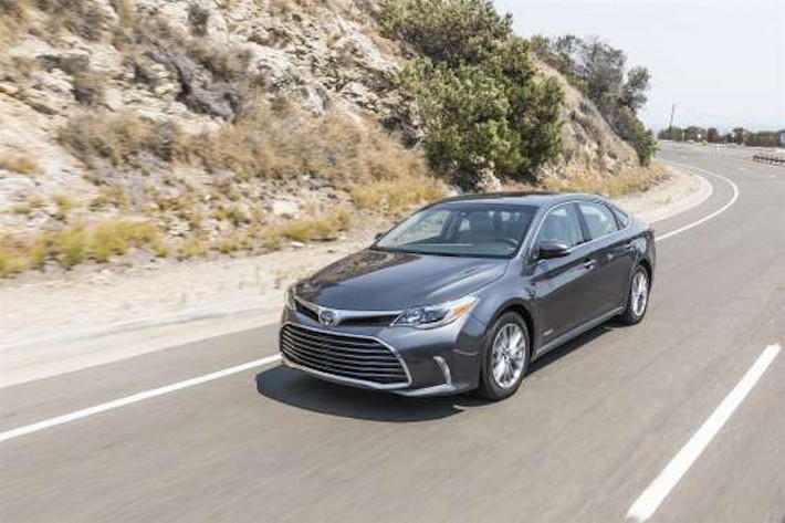 Toyota Avalon Hybrid 2017: Đây là mẫu xe được đánh giá cao nhất trong danh sách ôtô hybrid của Toyota. Xe có mức tiêu thụ chỉ 5,88 l/100km trên đường hỗn hợp và đường thành phố, 6,03 l/100km đường cao tốc. Mức giá khởi điểm xe là 37.300 USD.