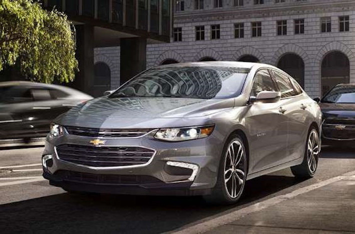 Chevrolet Malibu Hybrid 2017: Xe có mức tiêu thụ chỉ 5,11 l/100km trên đường hỗn hợp, 4,8 l/100km đường thành phố, 5,47 l/100km đường cao tốc. Xe sở hữu động cơ 4 xylanh 1.8l kết hợp động cơ điện sản sinh ra tổng công suất 182 mã lực. Chiếc xe có thể đạt tốc độ 89km/h chỉ bằng động cơ điện. Bản tiêu chuẩn của xe được trang bị kết nối Bluetooth, một cổng USB, camera phía sau, hệ thống giải trí với màn hình 7 inch. Mức giá khởi điểm xe là 27.875 USD.