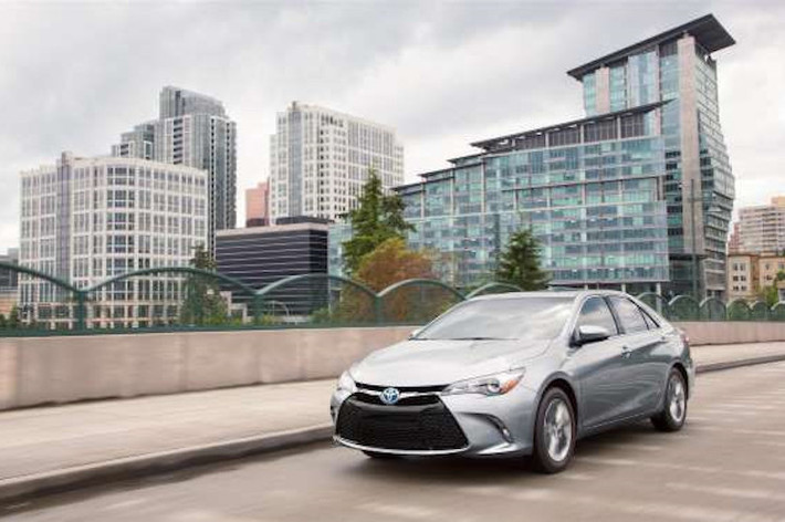 Toyota Camry Hybrid 2017: Xe có 3 phiên bản LE,SE, XLE, trong đó bản LE có mức tiêu thụ chỉ 5,88 l/100km trên đường hỗn hợp, 5,6 l/100km đường thành phố, 6,19l/100km đường cao tốc. Xe sở hữu động cơ 4 xylanh kết hợp động cơ điện sản sinh ra tổng công suất 200 mã lực. Bản hybrid được trang bị kết nối Bluetooth, một cổng USB, hệ thống giải trí Enfune của Toyota với màn hình 6,1 inch. Mức giá khởi điểm xe là 26.790 USD.