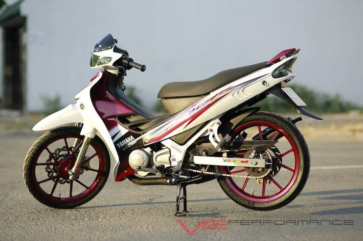 Chiếc 125ZR này thuộc nhóm số 2, khi chủ xe đã quyết định chỉ "độ kiểng" lại nhẹ nhàng xe và nâng cấp một chút về hiệu năng. Điểm ấn tượng đầu tiên của xe đó là lớp vỏ được sơn màu trắng - một màu sắc đặc biệt không có trong bảng màu của Z125 hay 125ZR nguyên bản.