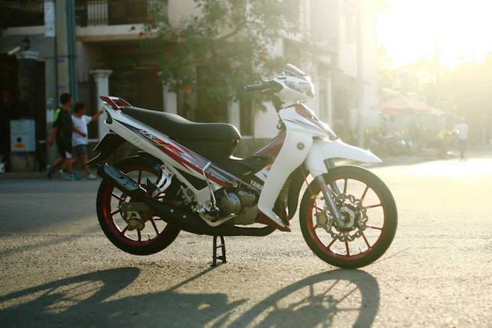 125ZR sở hữu khối động cơ 2 kỳ mạnh mẽ với dung tích chỉ 125 cc nhưng cho công suất lên tới 17,5 ps và mô-men xoắn cực đại 16,18 Nm. Tuy nhiên chiếc xe này đã được chủ nhân nâng cấp thêm động cơ để có hiệu năng tốt hơn, và đặc biệt mát hơn khi được độ tản nhiệt nước thay vì làm mát bằng gió nguyên bản.