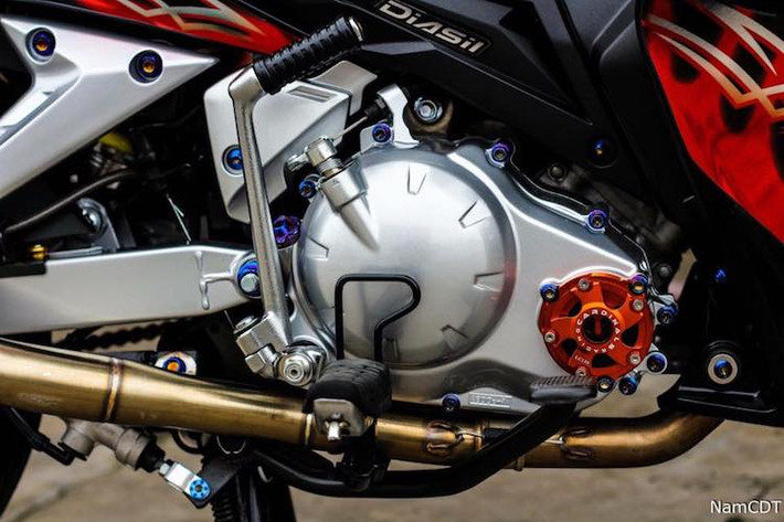 Ở thế hệ Exciter đầu tiên, Yamaha chỉ có duy nhất lựa chọn hộp số 4 cấp côn tự động cho xe. Tuy nhiên ở bản độ này, chiếc xe đã được nâng cấp lên côn tay. Ngoài ra khu vực máy của xe còn được trang trí bởi nắp lọc dầu Racing Boy và dàn ốc Proti titanium.