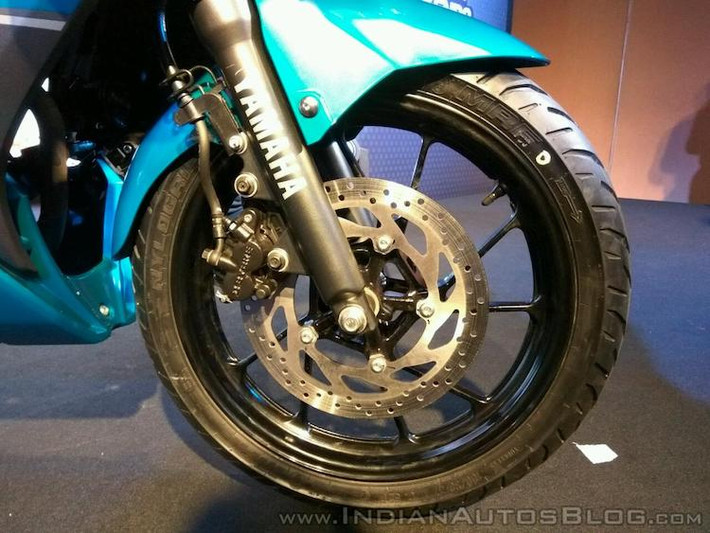Hãng xe máy Yamaha cũng đã sử dụng phuộc ống lồng 41 mm cho Fazer 25 để cắt giảm chi phí sản xuất xe. Giống chiếc R15 thế hệ mới , Fazer 25 sở hữu cặp mâm 5 chấu "xương cá" thiết kế mới. Phanh trước của xe dù không có ABS nhưng sử dụng đĩa đường kính 282 mm và heo Bybre 2 piston - thương hiệu con của Brembo.